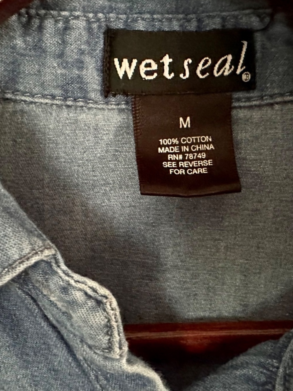 Wet Seal Denim Long Sleeve Women's Blue Chambray Cotton Shirt Pocket Size M EUC - Picture 8 of 10